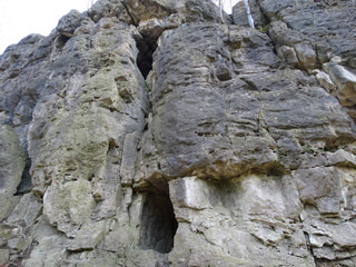 Fototapeta na wymiar Fels mit Eingängen in die Räuber Lippoldshöhle bei Brunkensen