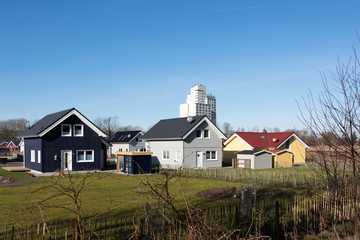 Fototapeta na wymiar Neu entstandene Ferienhäuser an der Schleswig-Holsteinischen Ostseeküste In Holm, der Holm Park