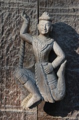 Fototapeta na wymiar Sculpture sur bois au monastère de Shwe Nandaw à Mandalay au Myanmar