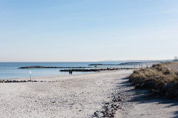 Fototapeta na wymiar Ein herrlicher Wintertag mit strahlend blauem Himmel läd ein zum Spaziergang an der Schleswig-Holsteinischen Ostseeküste
