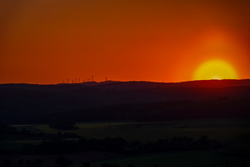 Sonne und Windräder... die neuen Energiequellen