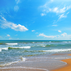 Fototapeta na wymiar Beach tropical sea and and blue sky.