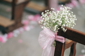 Gypsophiles accompanied by pink colors for a sweet and romantic atmosphere