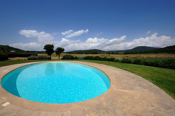 piscina tonda in campagna