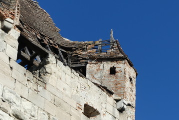 Fototapeta na wymiar ruinöser Turm