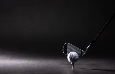 Gordijnen Golf ball, tee and iron on black background © trattieritratti