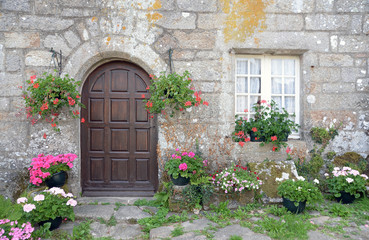 Fototapeta na wymiar Hauseingang in Locronan, Bretagne