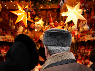 Obraz premium Stockholm, Sweden An older senior couple at the Christmas market on Gamla Stan or Old Town.