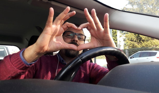 Autista che guida con amore - simbolo