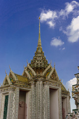 Fototapeta premium beautiful day with view to main building in wat arun buddhist temple, thailand