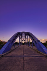 Blaue Magdeburger Brücke im  Sonnenuntergang  - 249924000