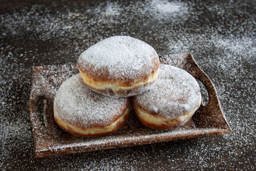 Pączki na drewnianej tacy