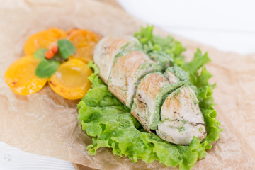 Chicken chest with salat and grilled peaches