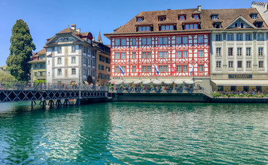 Schöne Fassade eines Hauses an dem Fluss (Reuss) in Luzern, Schweiz. 