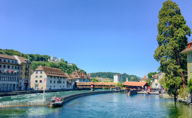 Brücke über den Fluss (Reuss) in Luzern, Schweiz. 