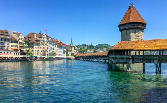 Stadtbild von Luzern, Schweiz. Mit Blick auf die berühmte Kapellbrücke (Chapel Bridge).