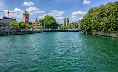 Obraz premium Fluss (Limmat) in Zürich, Schweiz.