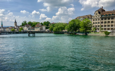 Brücke über den Fluss Limmat in Zürich, Schweiz. Blauer Himmel und weiße Wolken. 