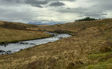 Fototapeta na wymiar Fluss im Hochland von Schottland. Bewölktes Wetter