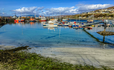 Naklejka na ściany i meble Clear water in the old harbor of Mallaig, highlands of Scotland