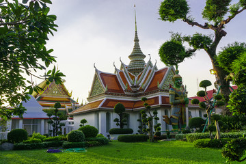 view of the tour of the Buddhist temples in wat arun, tailand