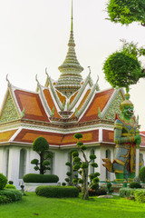 Obraz premium view from outside of Buddhist temple on a beautiful sunny day, wat arun, thailand