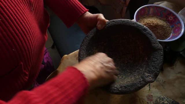 Moliendo con molcajete