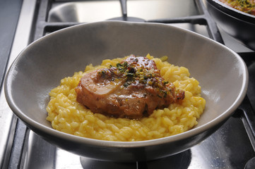Risotto alla milanese con ossobuco ft9102_6496 Cucina italiana Italienische Küche Gastronomía de Italia Italian cuisine Italienska köket italienne Comida sounding Culinária da Itália Italiaanse keuken