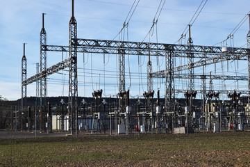 Estación eléctrica con cableado.