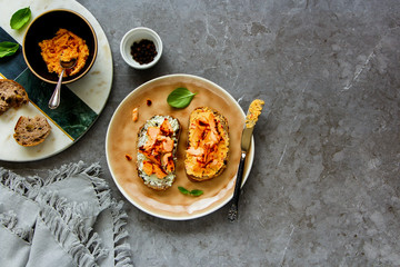 Smoked salmon toasts