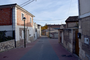 Fototapeta na wymiar Calles de pueblo con casas de piedra.