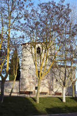 Iglesias de pueblos entre &aacute;rboles.