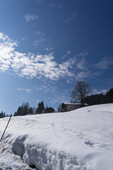 Fototapeta na wymiar Dorf Sachrang im Winter mit viel Schnee