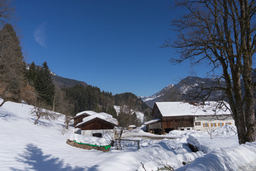 Dorf Sachrang im Winter mit viel Schnee