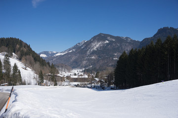 Dorf Sachrang im Winter mit viel Schnee
