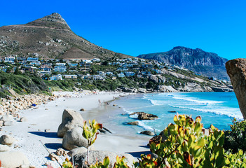 Fototapeta premium Malowniczy krajobraz Llandudno Beach z białym piaskiem i turkusową wodą w Kapsztadzie, RPA