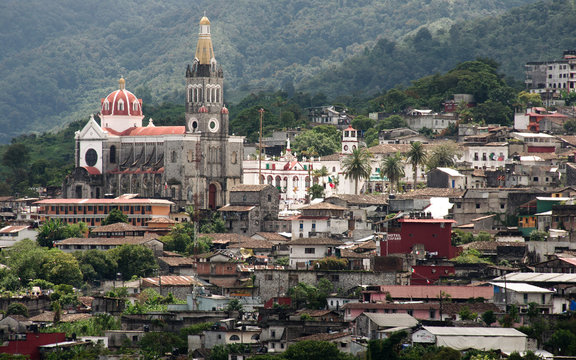 Panoramic view of the city, including the Parroquia de San Francisco de As&iacute;s church, Cuetzalan, Mexico.