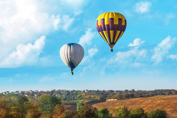 Naklejka premium Colorful hot air balloons flying over countryside
