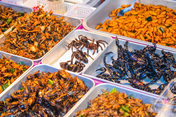Thai food on the street is popular and sell well, not less than Pad Thai and Tom Yum Shrimp are various curries. Insect, fresh frogs, vegetables, fruits