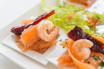 Antipasto finger food di salmone, gamberetti e peperone crusco della Basilicata