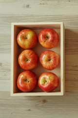 Apple in a wooden box. Apple on the table.  木箱に入ったリンゴ、テーブルの上の林檎