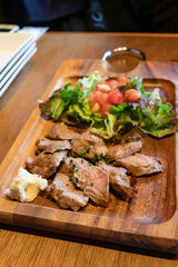 肉とサラダ