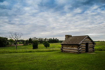 Obraz premium Log cabin in field