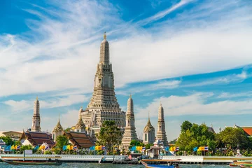 Selbstklebende Fototapeten Temple of dawn Wat Arun with boat blue sky sunny day © themorningglory
