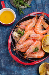 Fried unpeeled large shrimp