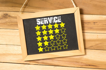 Eine Kreidetafel und Bewertungssterne für den Service