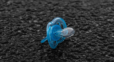 Blauer Schnuller auf der Straße