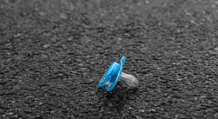 Blauer Schnuller auf der Straße