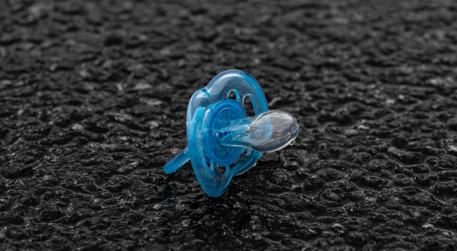 Blauer Schnuller auf der Stra&szlig;e