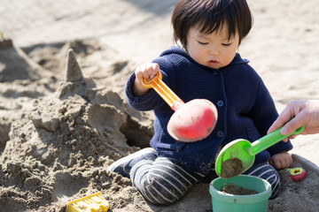 砂場で砂遊びする子供 - obrazy, fototapety, plakaty